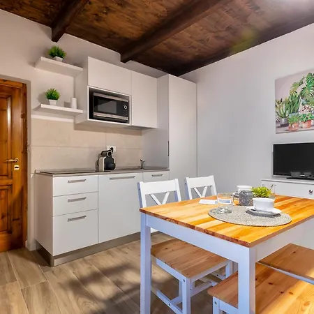 C & C Holidays Apartment *